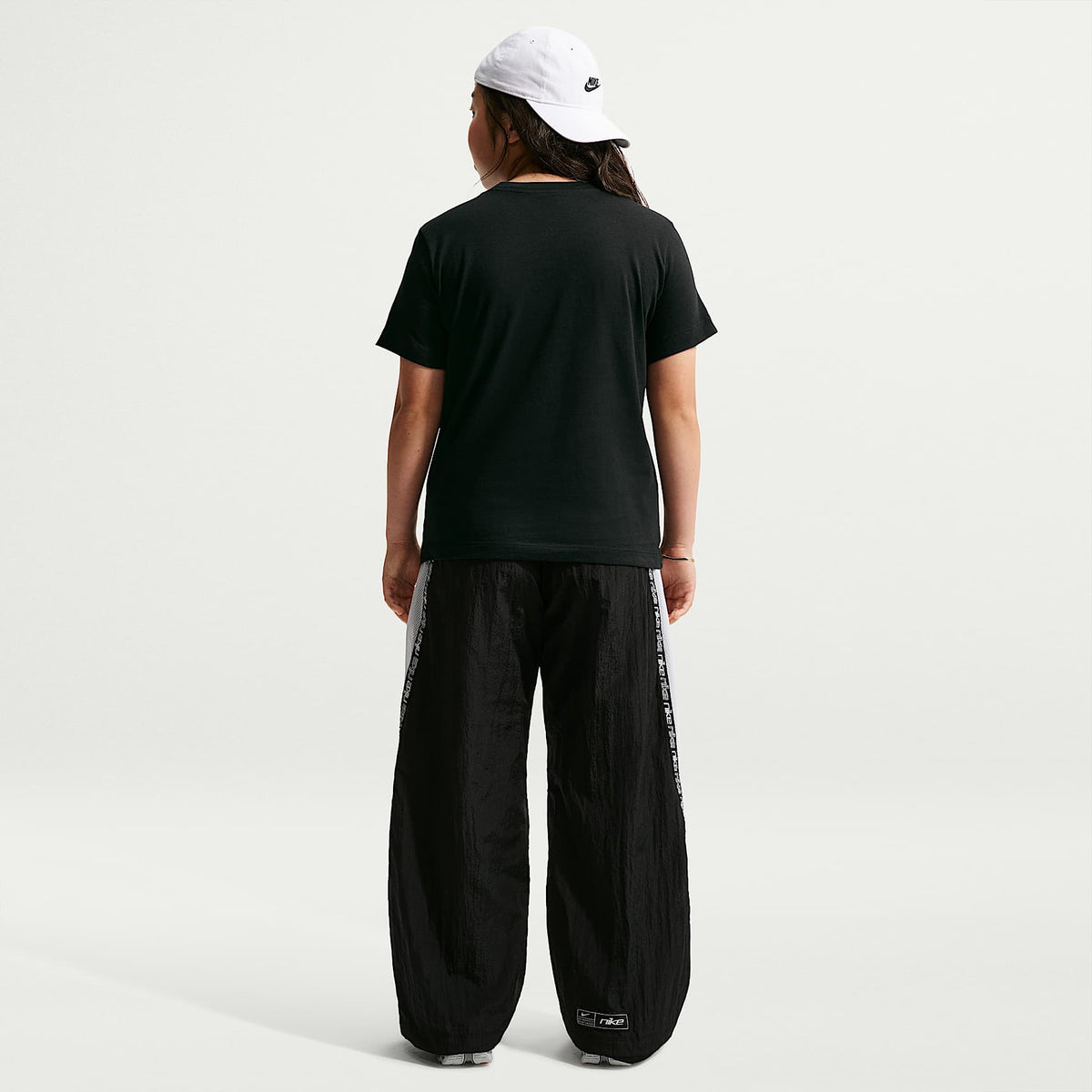Playera para niños talla grande Nike Sportswear (talla amplia) – Negro/Blanco/Gris lobo – vista 5