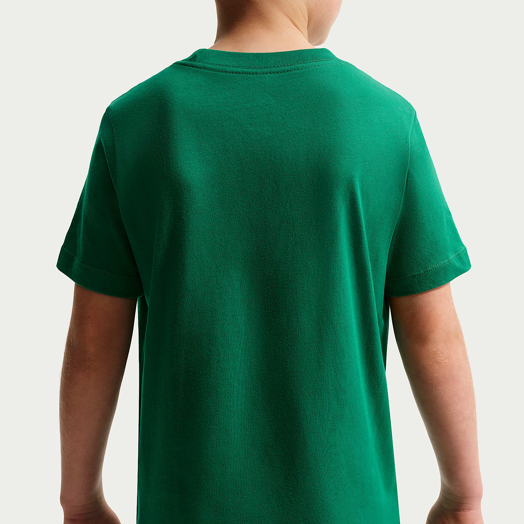 Playera para niños talla grande Nike Sportswear – Malaquita/Blanco – vista 2