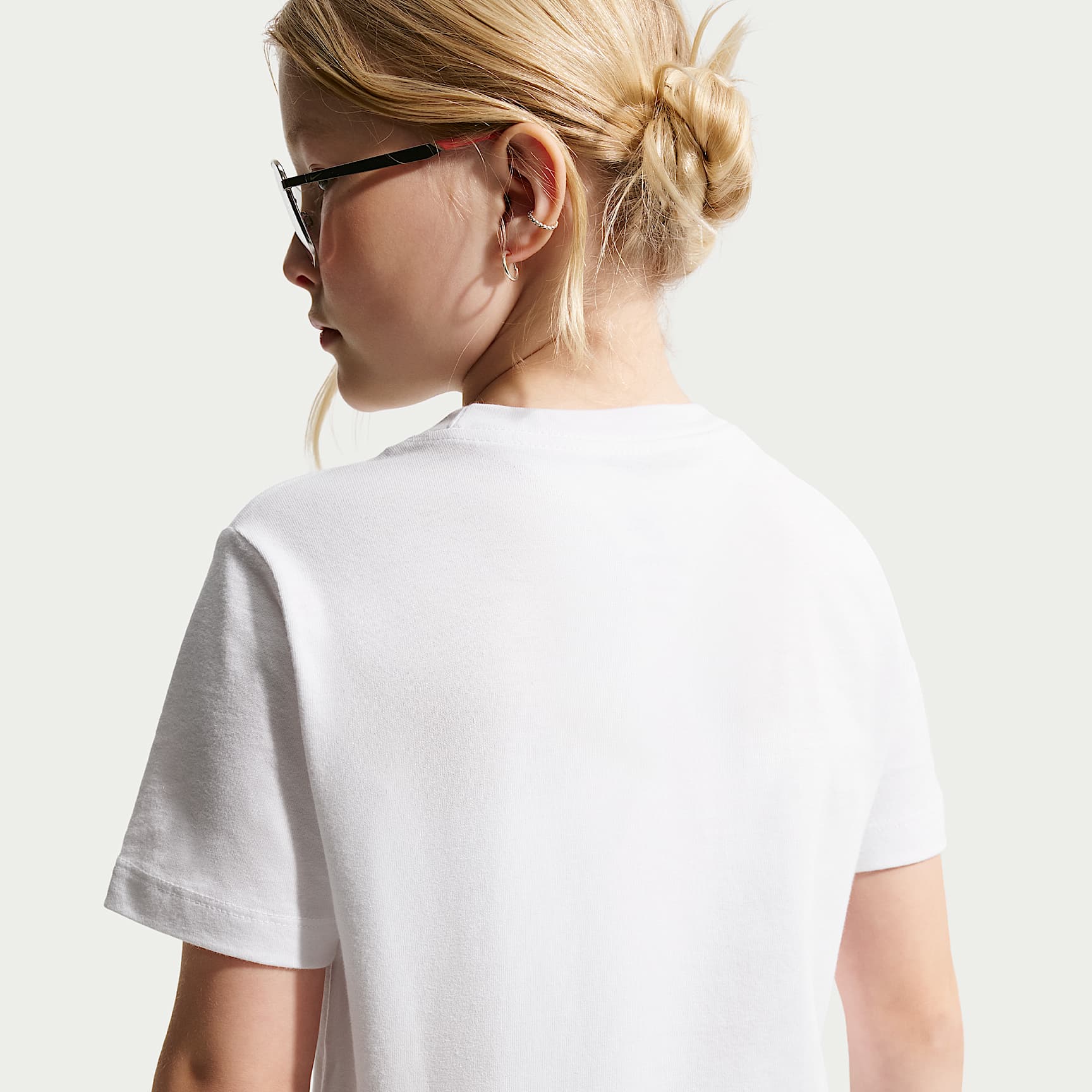 Playera para niños talla grande Nike Sportswear – Blanco/Negro/Gris lobo – vista 2