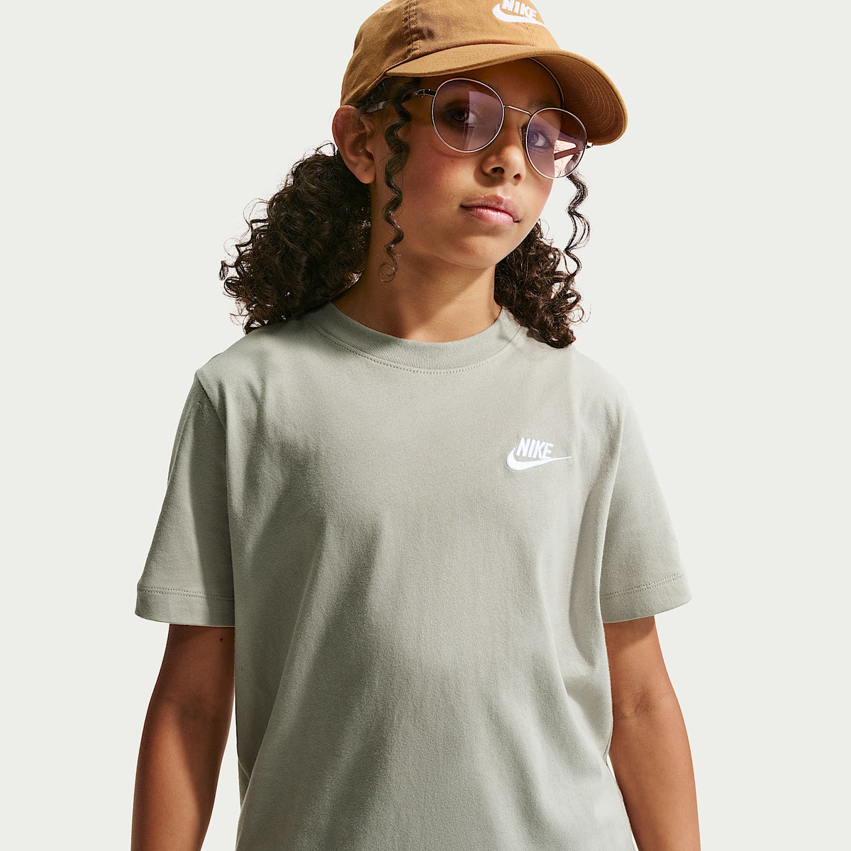 Playera para niños talla grande Nike Sportswear – Niebla pícea/Blanco – vista 1