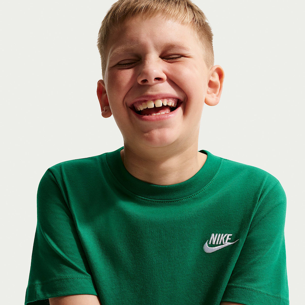 Playera para niños talla grande Nike Sportswear – Malaquita/Blanco – vista 3