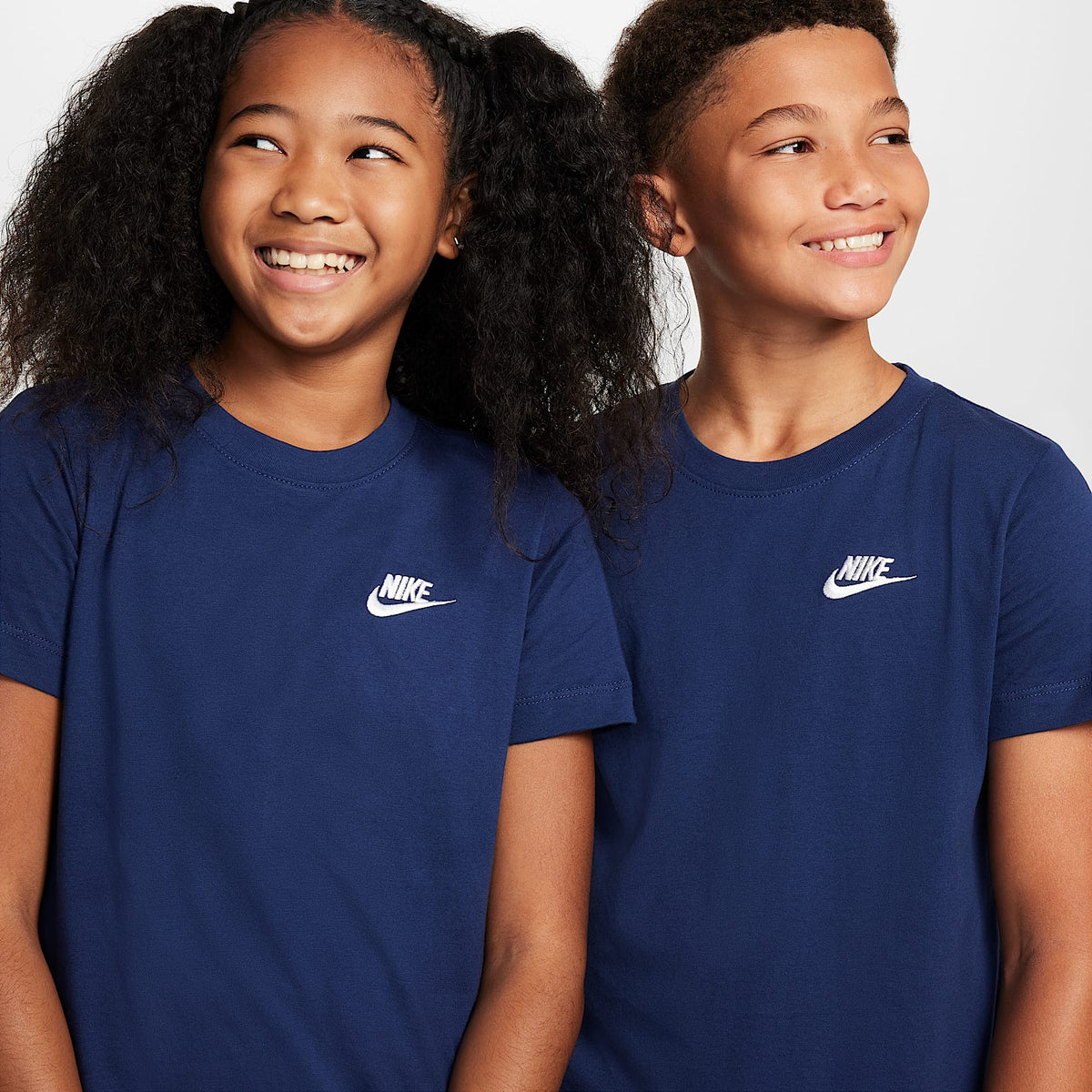 Playera para niños talla grande Nike Sportswear – Azul marino medianoche – vista 3