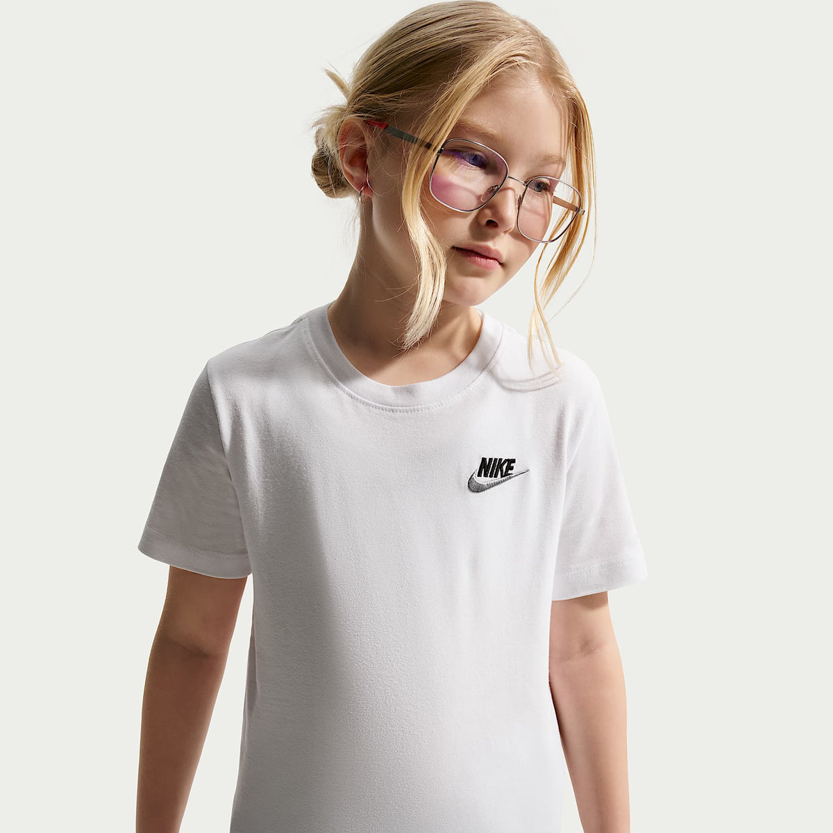 Playera para niños talla grande Nike Sportswear – Blanco/Negro/Gris lobo – vista 1