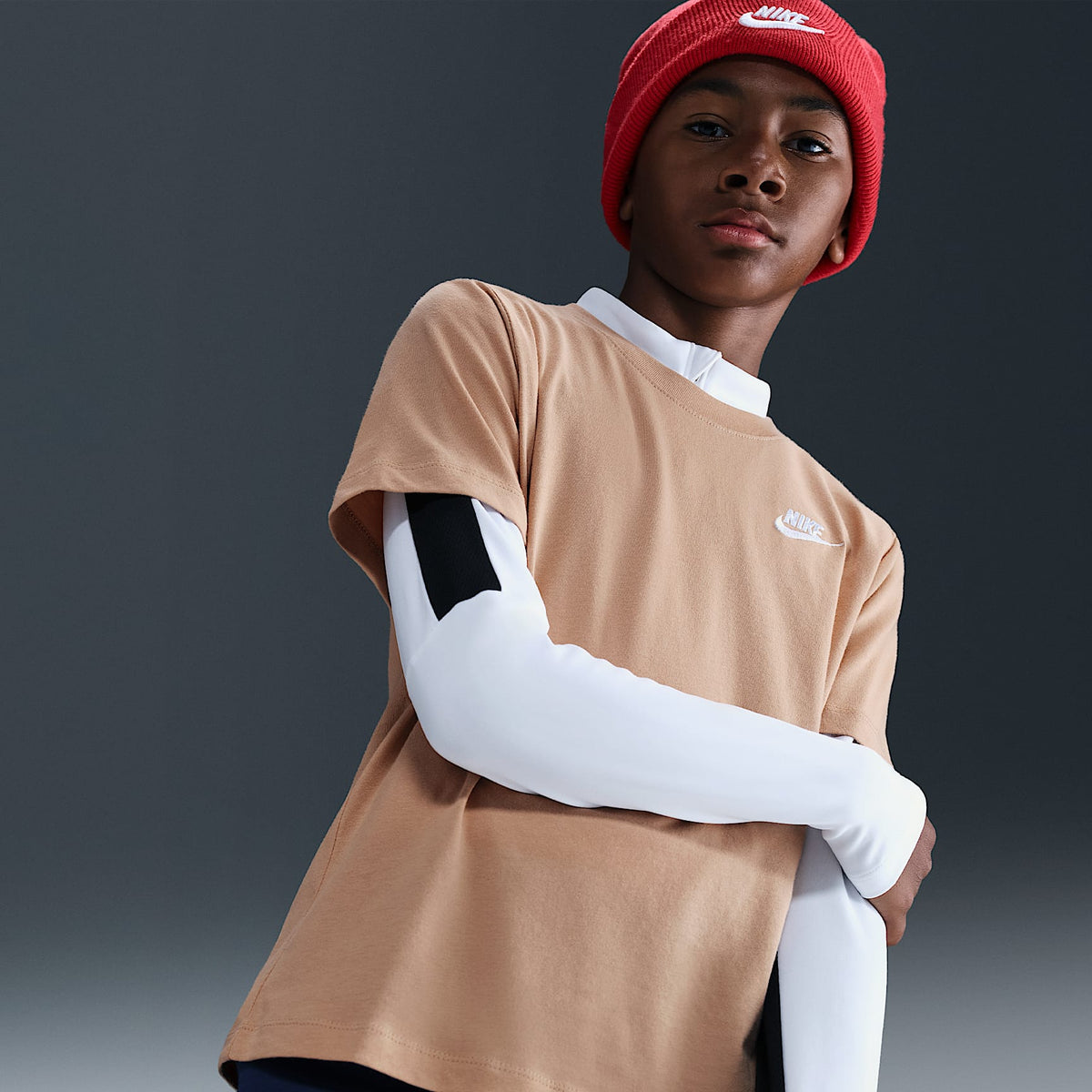 Playera para niños talla grande Nike Sportswear – Cáñamo/Blanco – vista 3