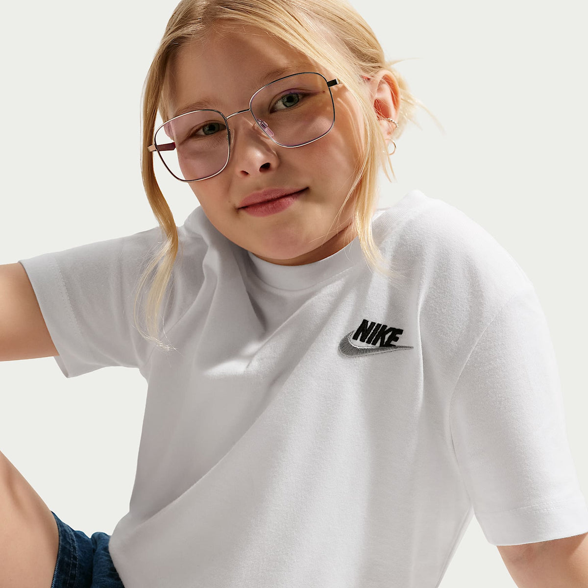 Playera para niños talla grande Nike Sportswear – Blanco/Negro/Gris lobo – vista 3