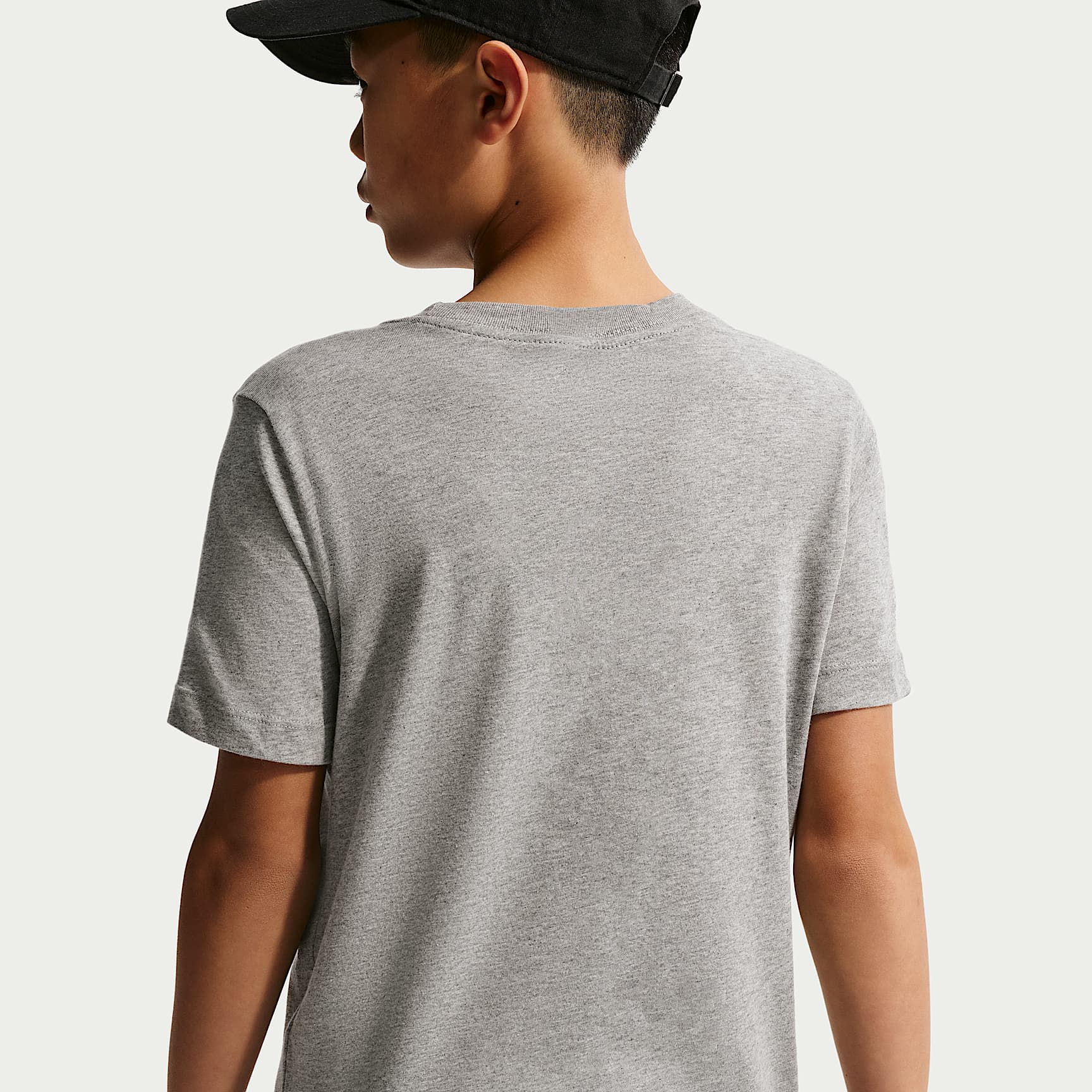 Playera para niños talla grande Nike Sportswear – Gris oscuro jaspeado/Blanco/Rojo universitario – vista 2