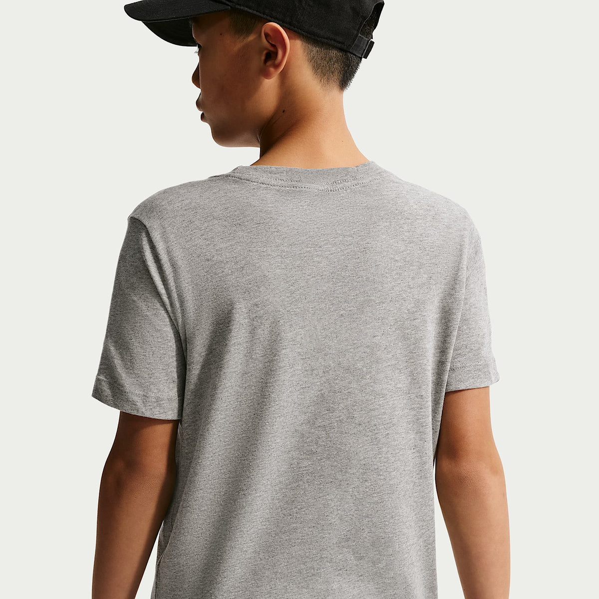 Playera para niños talla grande Nike Sportswear – Gris oscuro jaspeado/Blanco/Rojo universitario – vista 2