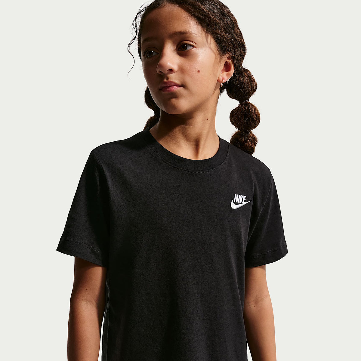 Playera para niños talla grande Nike Sportswear – Negro/Blanco/Gris lobo – vista 1