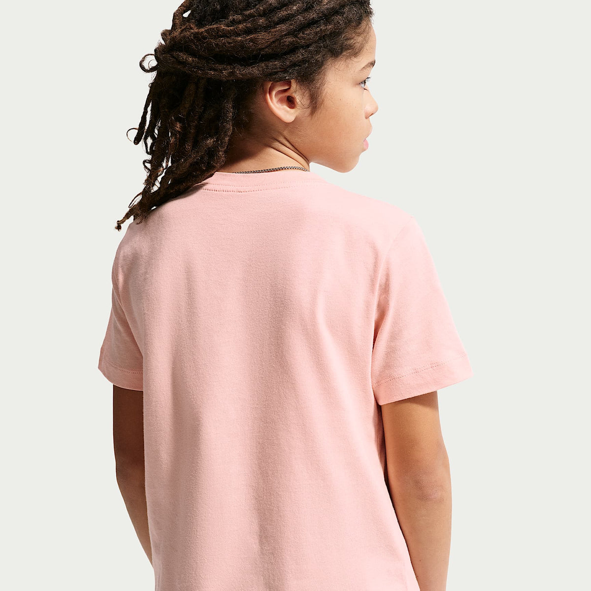 Playera para niños talla grande Nike Sportswear – Naranja ártico/Blanco – vista 2
