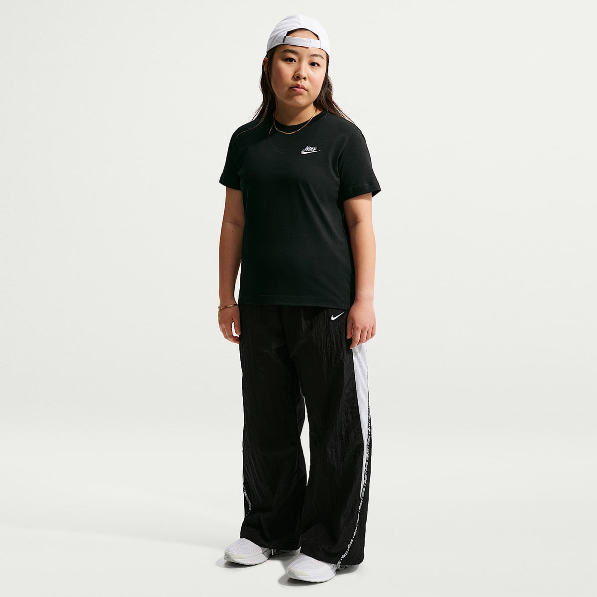 Playera para niños talla grande Nike Sportswear (talla amplia) – Negro/Blanco/Gris lobo – vista 4