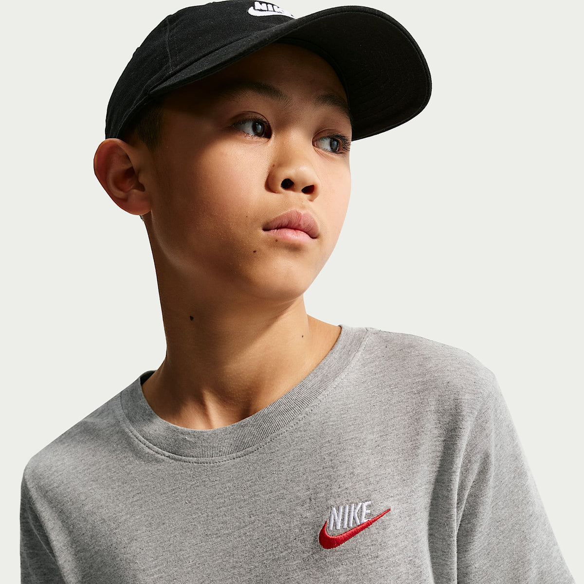 Playera para niños talla grande Nike Sportswear – Gris oscuro jaspeado/Blanco/Rojo universitario – vista 3