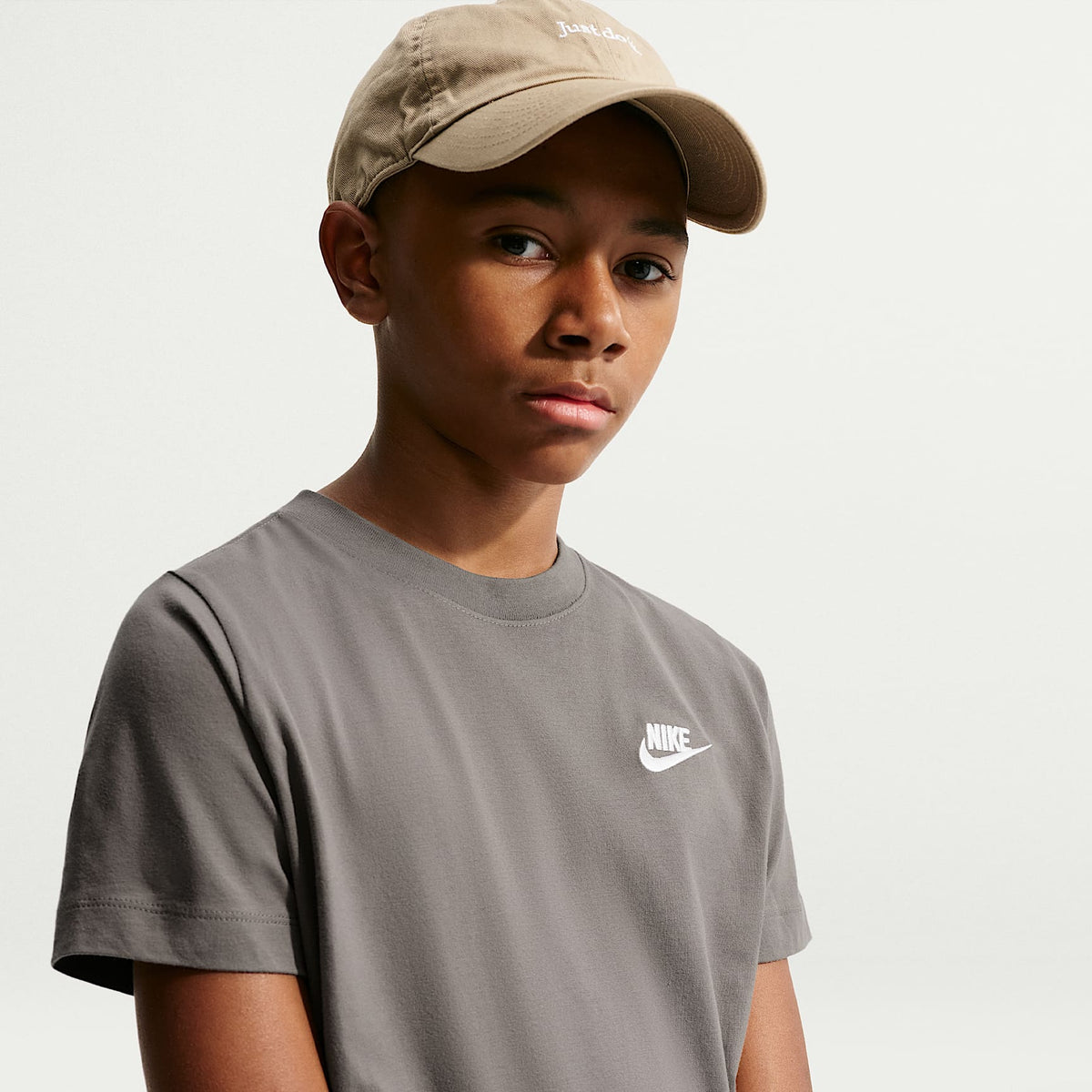 Playera para niños talla grande Nike Sportswear – Cueva – vista 3