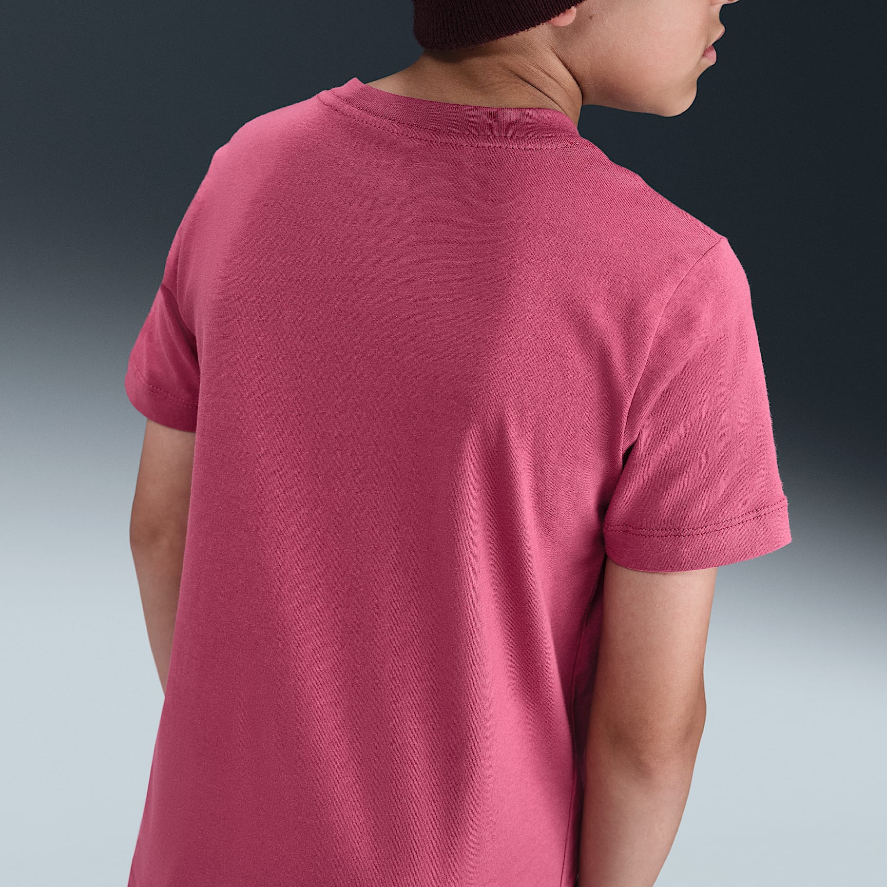 Playera para niños talla grande Nike Sportswear – Remolacha dulce – vista 2