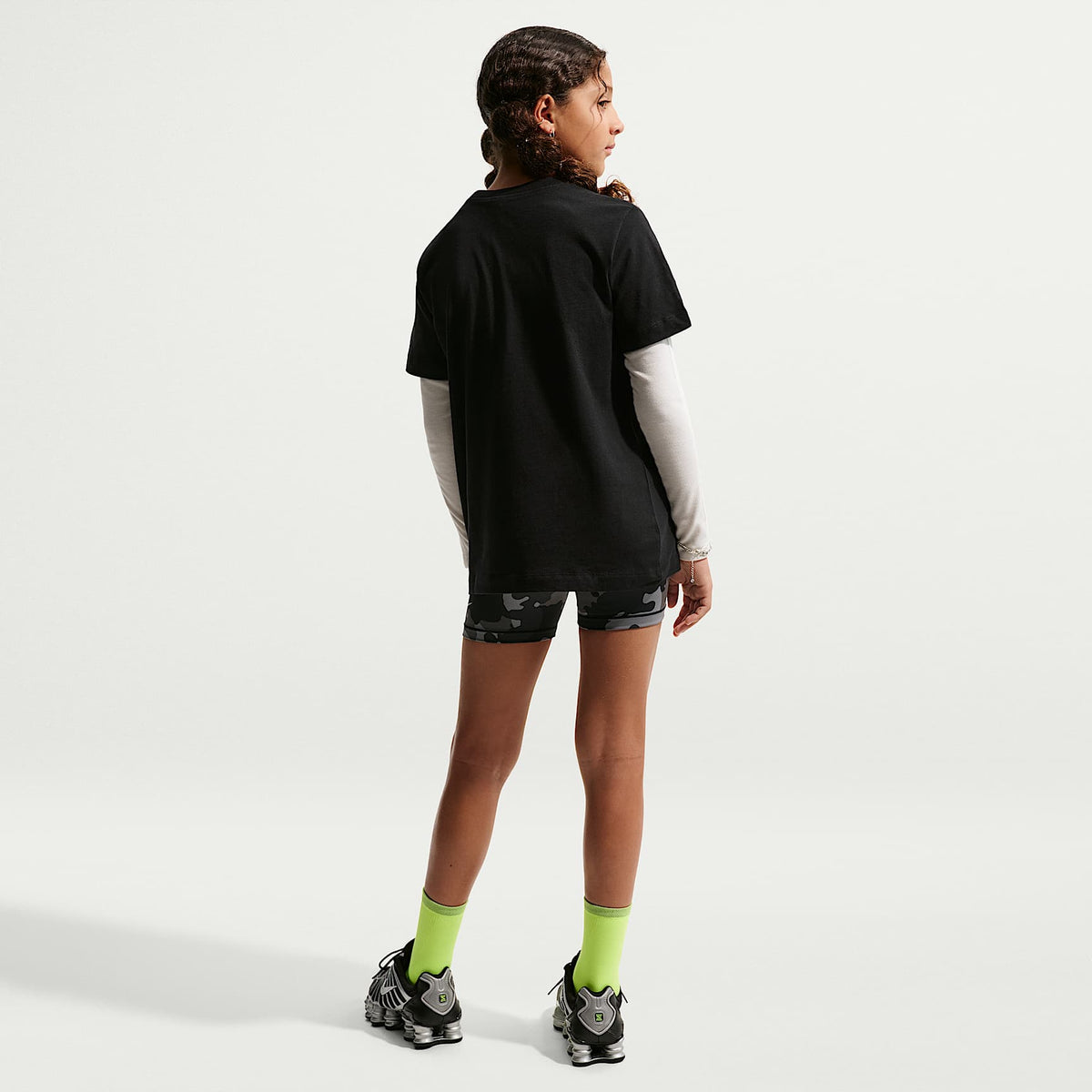 Playera para niños talla grande Nike Sportswear – Negro/Blanco/Gris lobo – vista 5