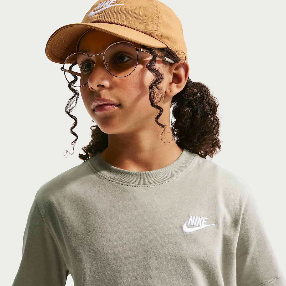 Playera para niños talla grande Nike Sportswear – Niebla pícea/Blanco – vista 3