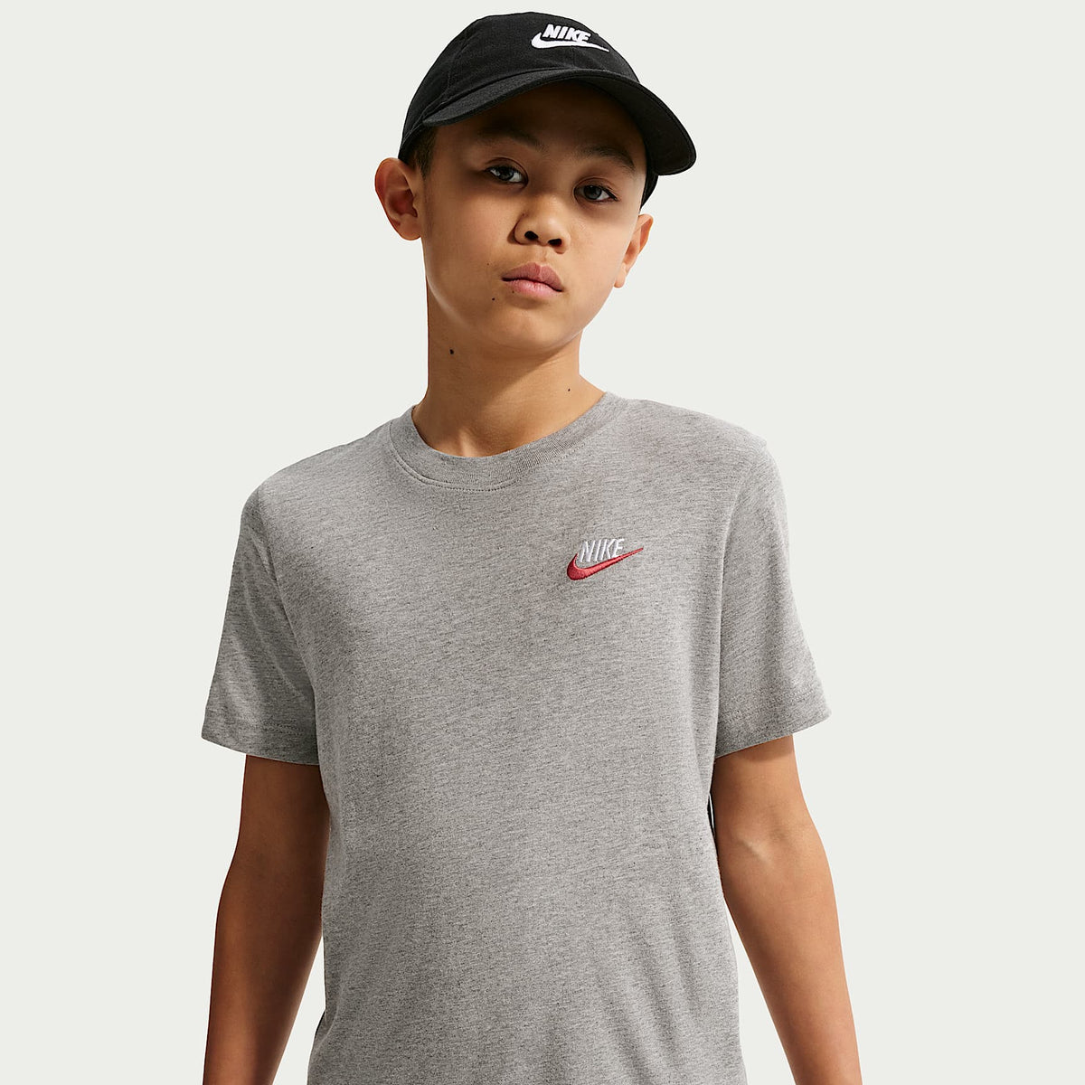 Playera para niños talla grande Nike Sportswear – Gris oscuro jaspeado/Blanco/Rojo universitario – vista 1