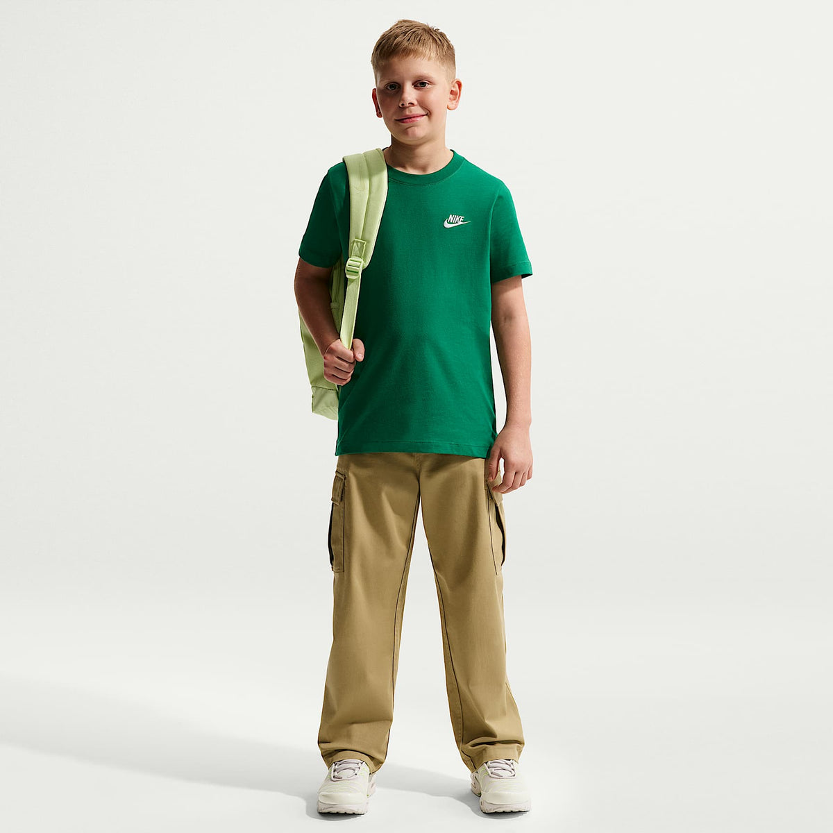 Playera para niños talla grande Nike Sportswear – Malaquita/Blanco – vista 4