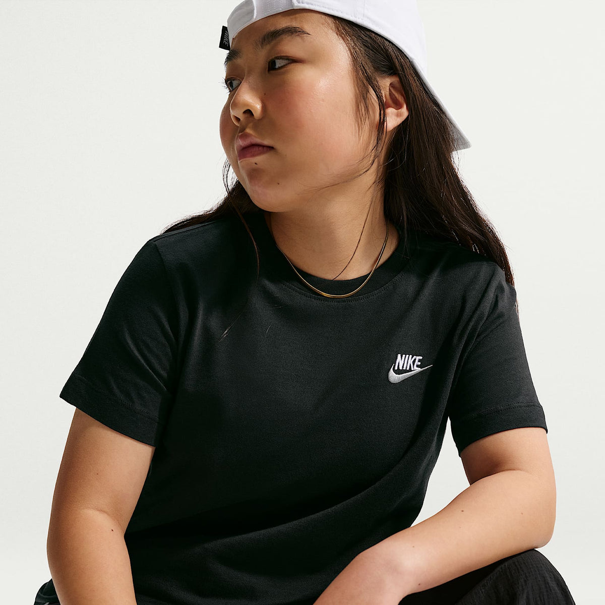 Playera para niños talla grande Nike Sportswear (talla amplia) – Negro/Blanco/Gris lobo – vista 3