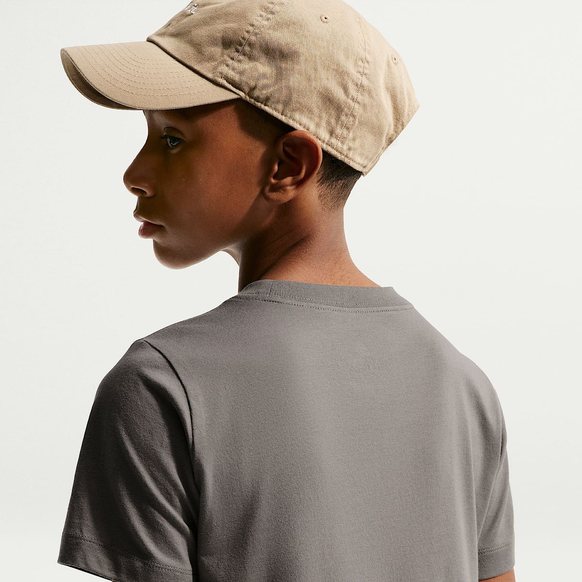 Playera para niños talla grande Nike Sportswear – Cueva – vista 2
