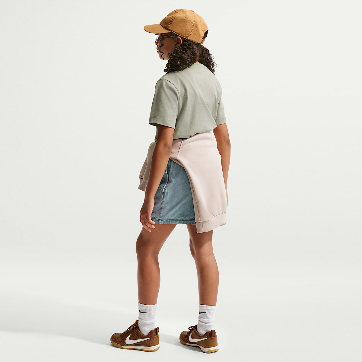 Playera para niños talla grande Nike Sportswear – Niebla pícea/Blanco – vista 5