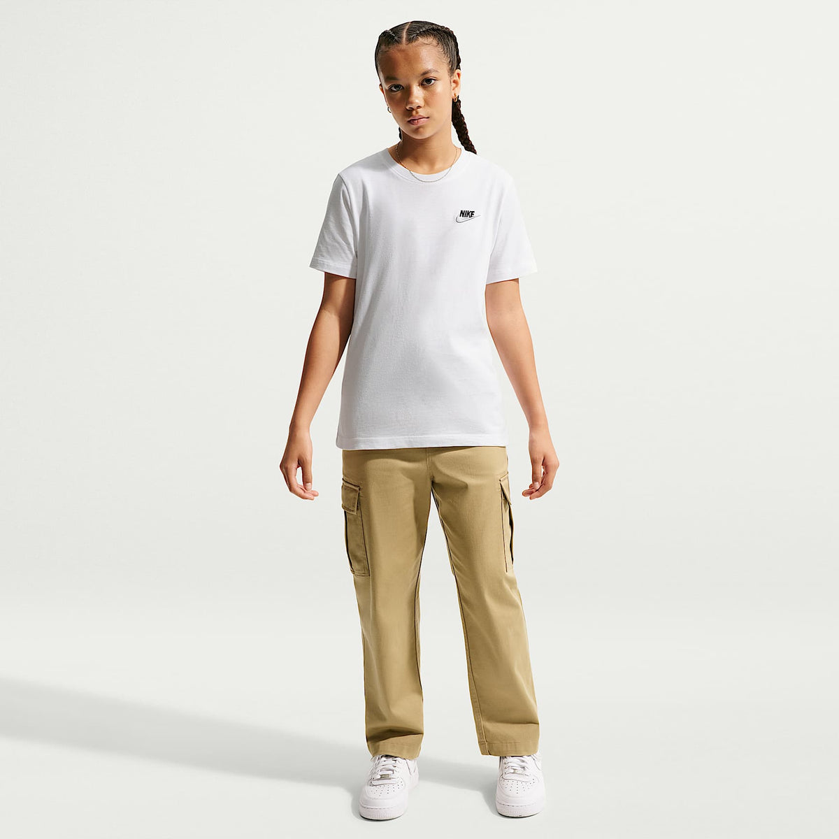 Playera para niños talla grande Nike Sportswear – Blanco/Negro/Gris lobo – vista 6