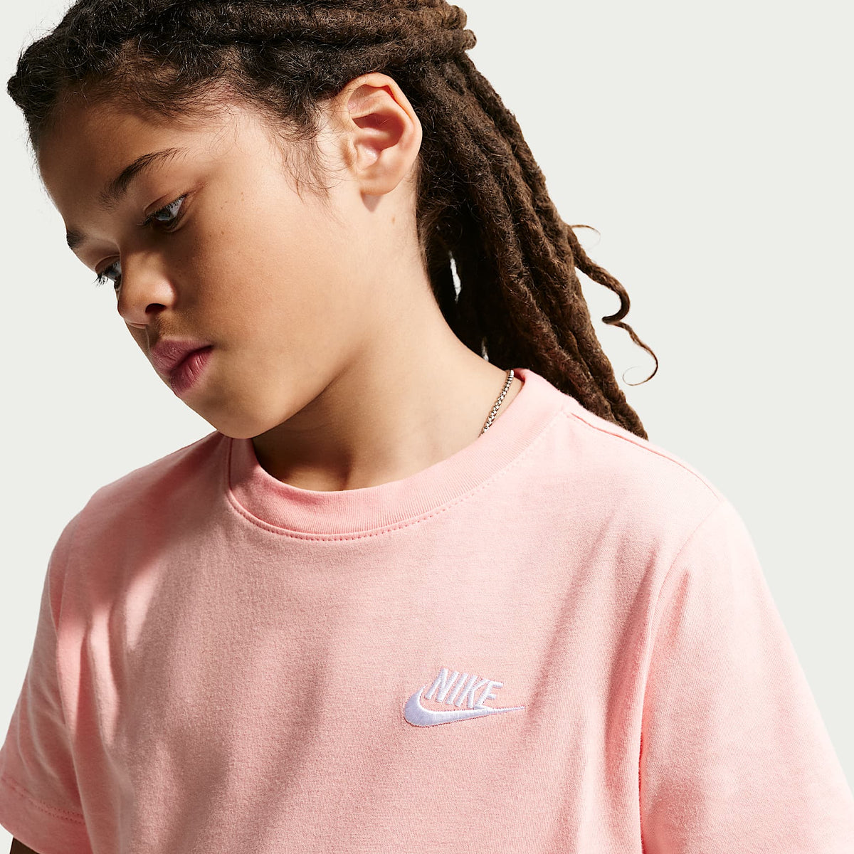 Playera para niños talla grande Nike Sportswear – Naranja ártico/Blanco – vista 3