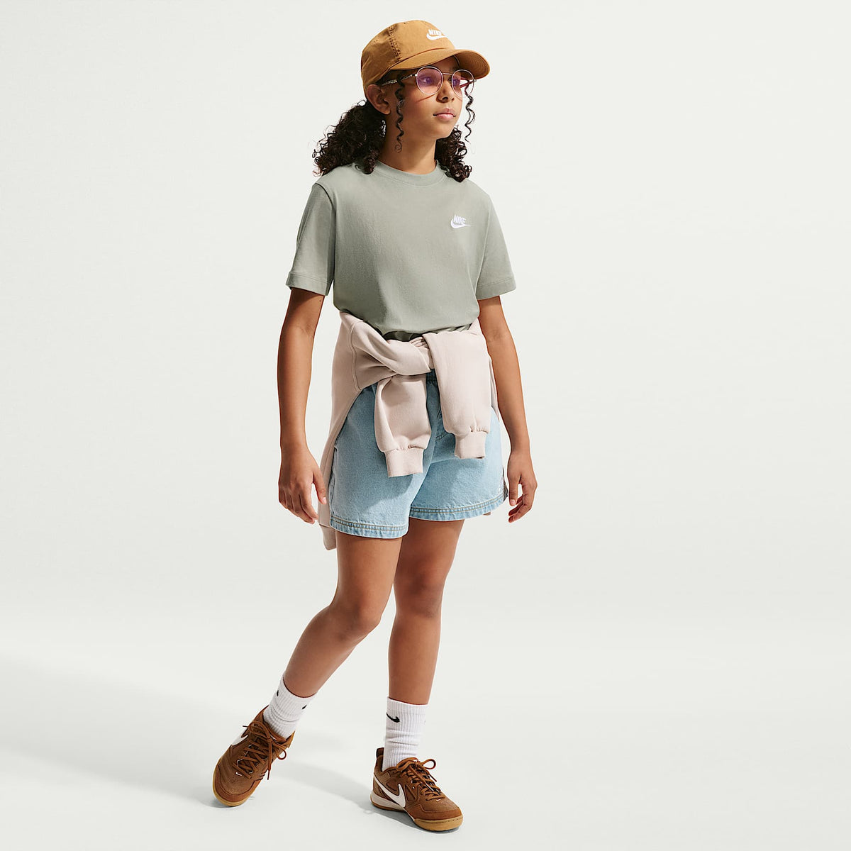 Playera para niños talla grande Nike Sportswear – Niebla pícea/Blanco – vista 4