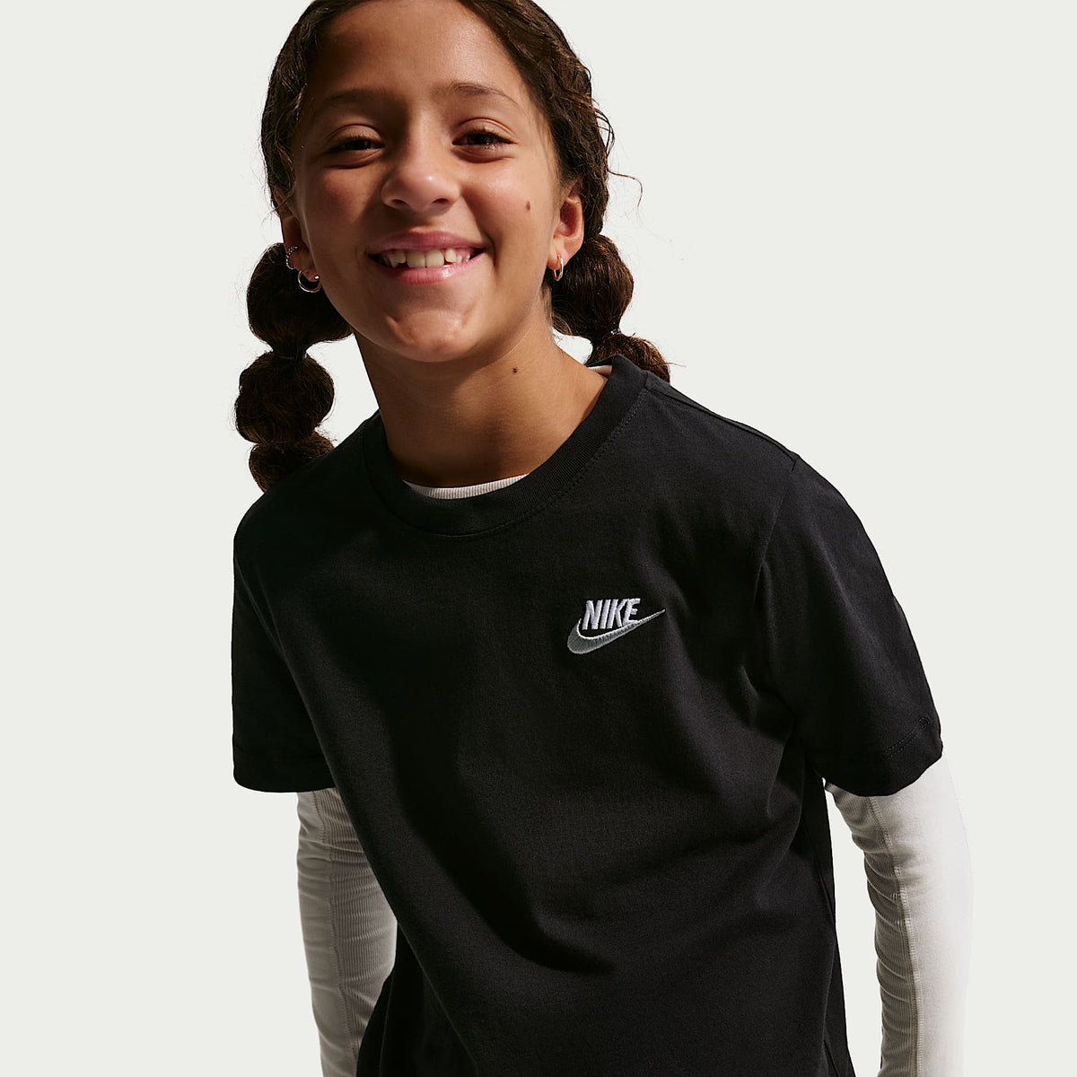 Playera para niños talla grande Nike Sportswear – Negro/Blanco/Gris lobo – vista 3