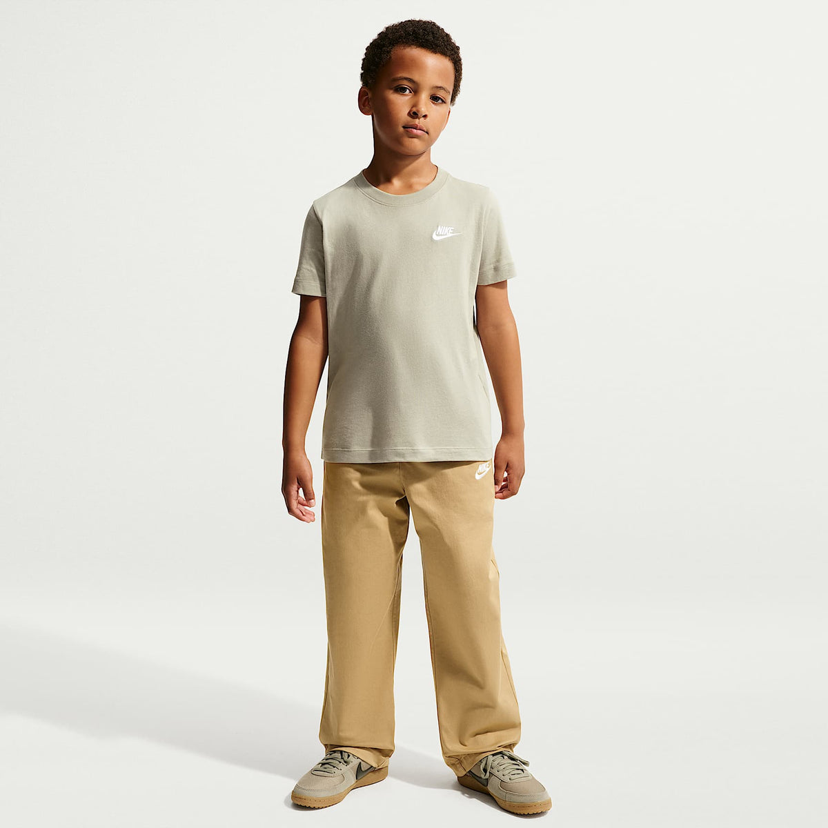Playera para niños talla grande Nike Sportswear – Niebla pícea/Blanco – vista 7