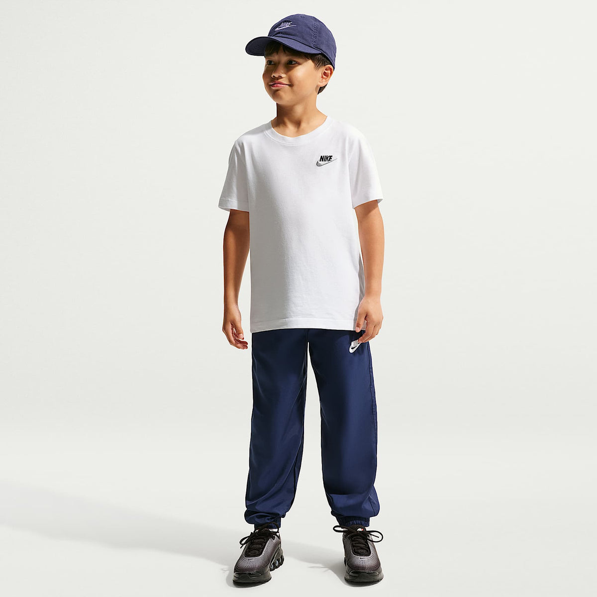 Playera para niños talla grande Nike Sportswear – Blanco/Negro/Gris lobo – vista 7
