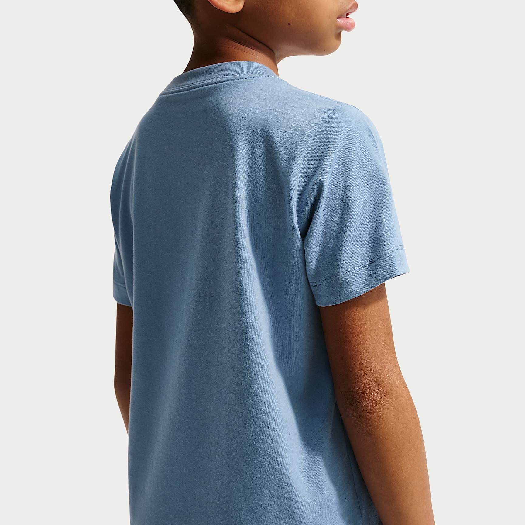 Playera para niños talla grande Nike Sportswear – Azul de trabajo/Blanco – vista 2