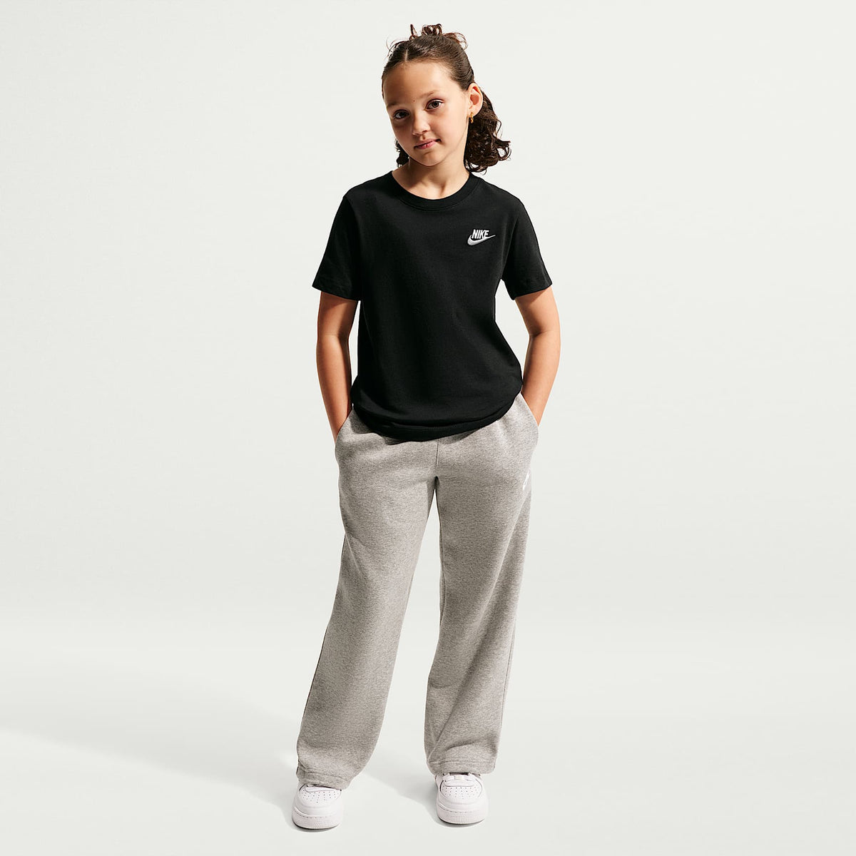 Playera para niños talla grande Nike Sportswear – Negro/Blanco/Gris lobo – vista 7