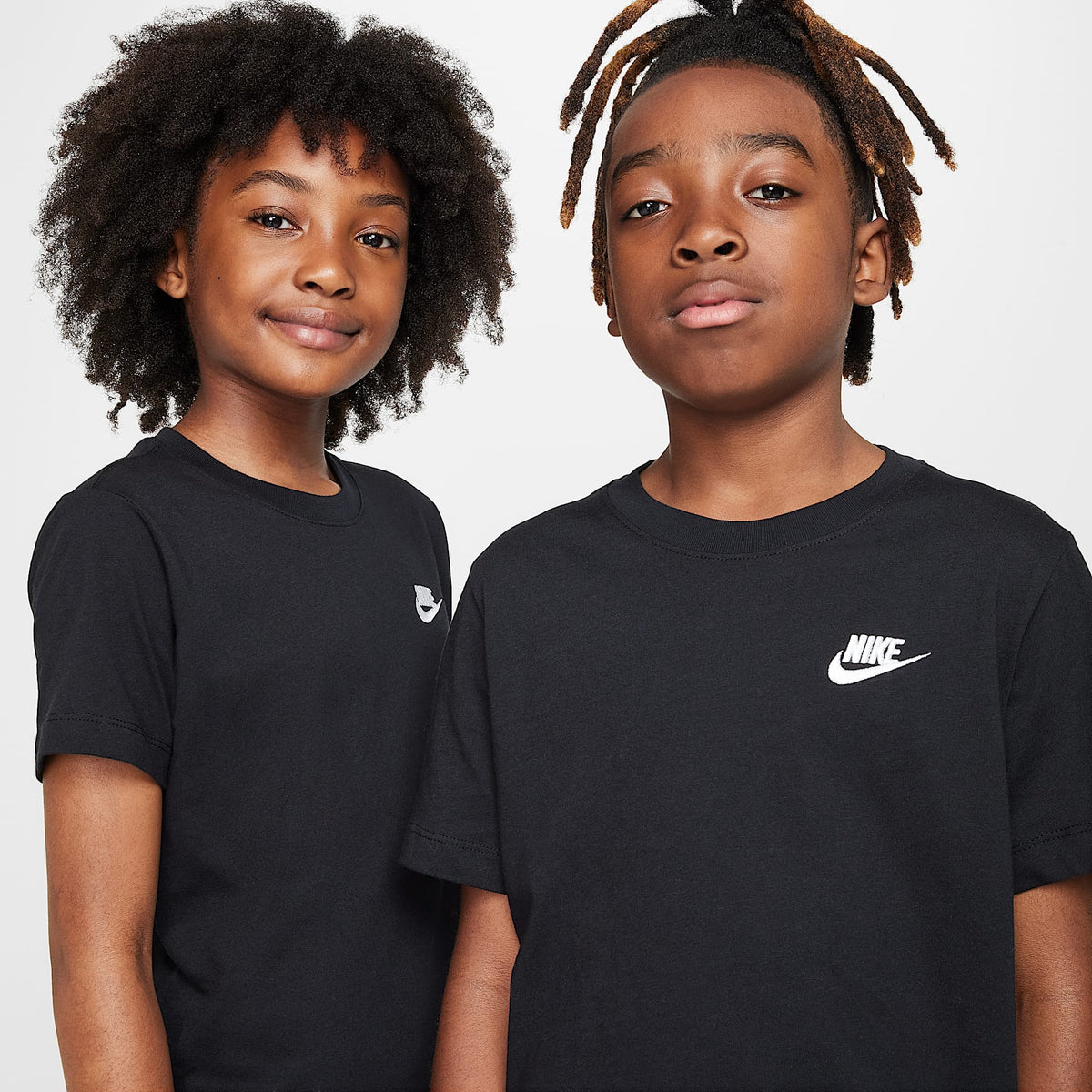Playera para niños talla grande Nike Sportswear – Negro – vista 3