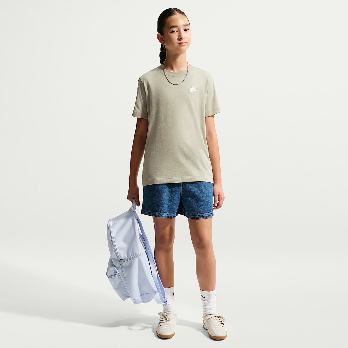 Playera para niños talla grande Nike Sportswear – Niebla pícea/Blanco – vista 6