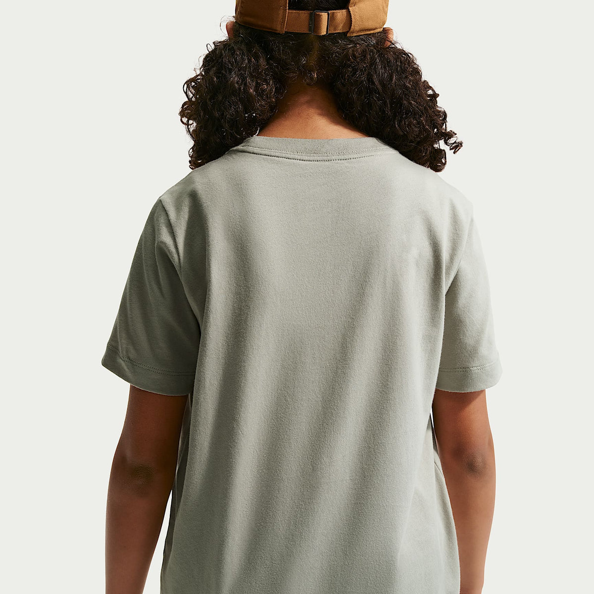 Playera para niños talla grande Nike Sportswear – Niebla pícea/Blanco – vista 2