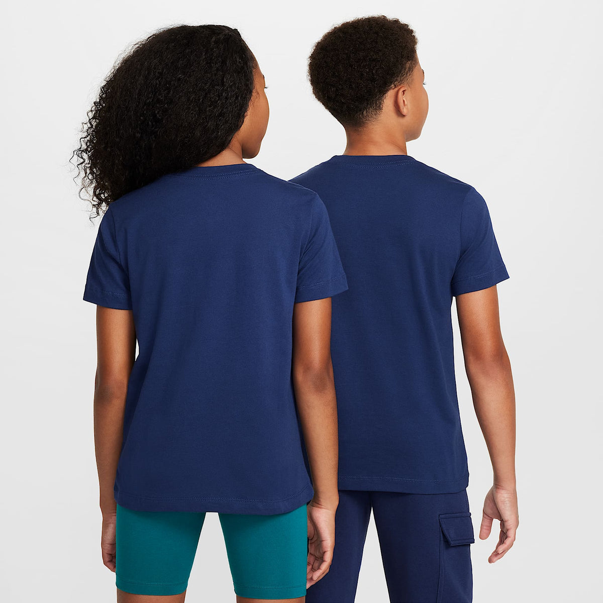 Playera para niños talla grande Nike Sportswear – Azul marino medianoche – vista 2