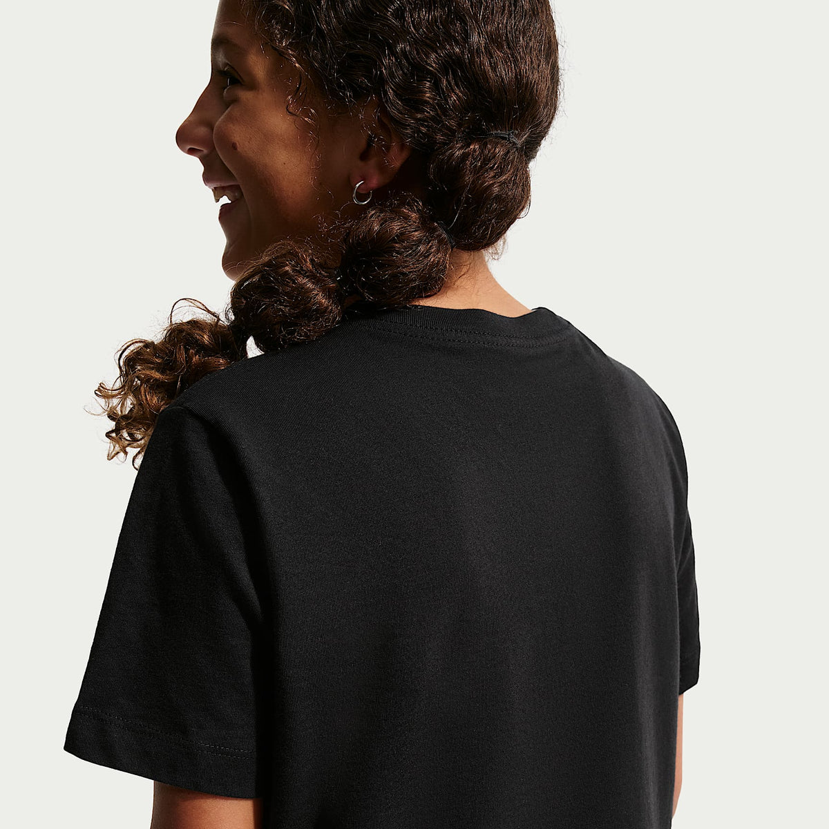 Playera para niños talla grande Nike Sportswear – Negro/Blanco/Gris lobo – vista 2