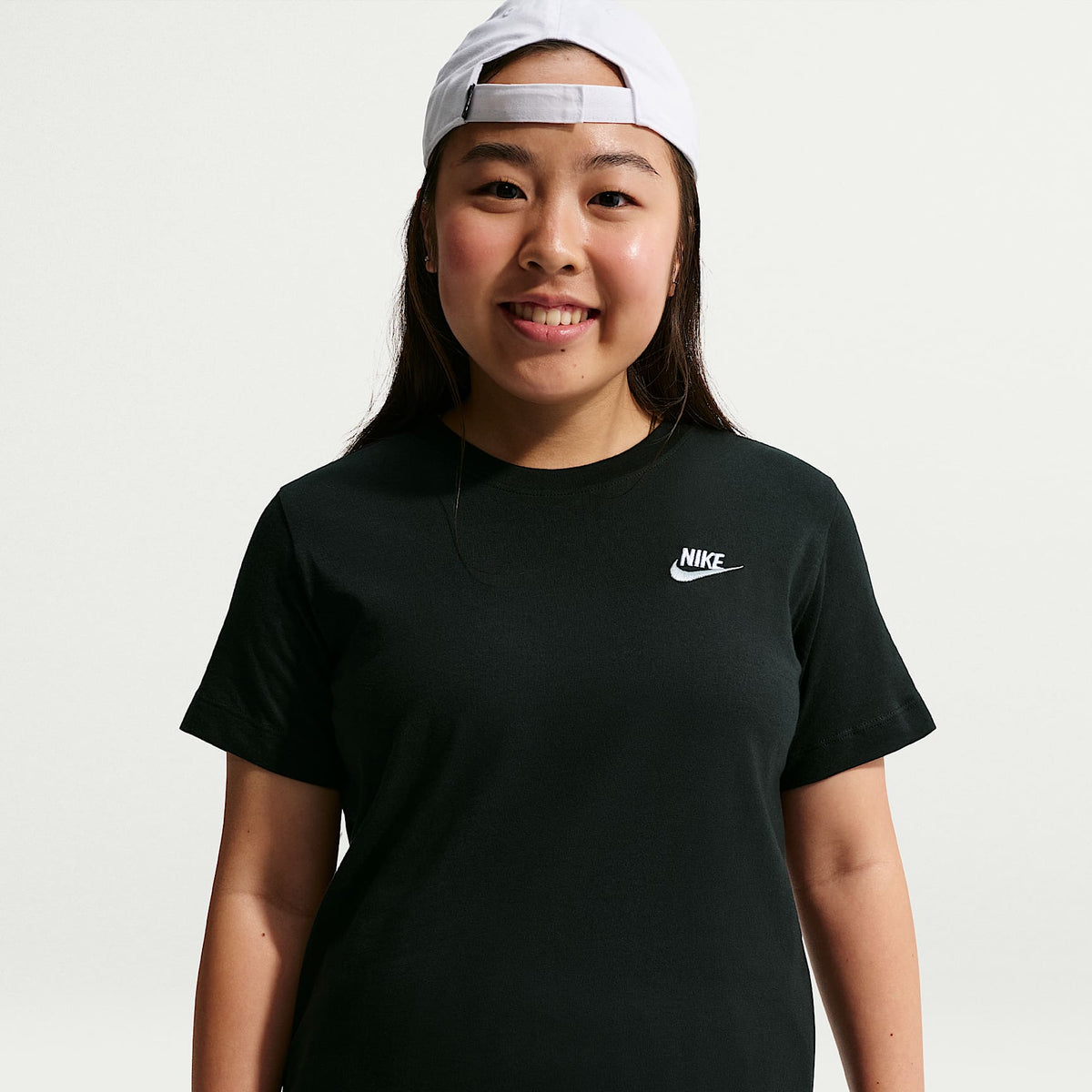 Playera para niños talla grande Nike Sportswear (talla amplia) – Negro/Blanco/Gris lobo – vista 1