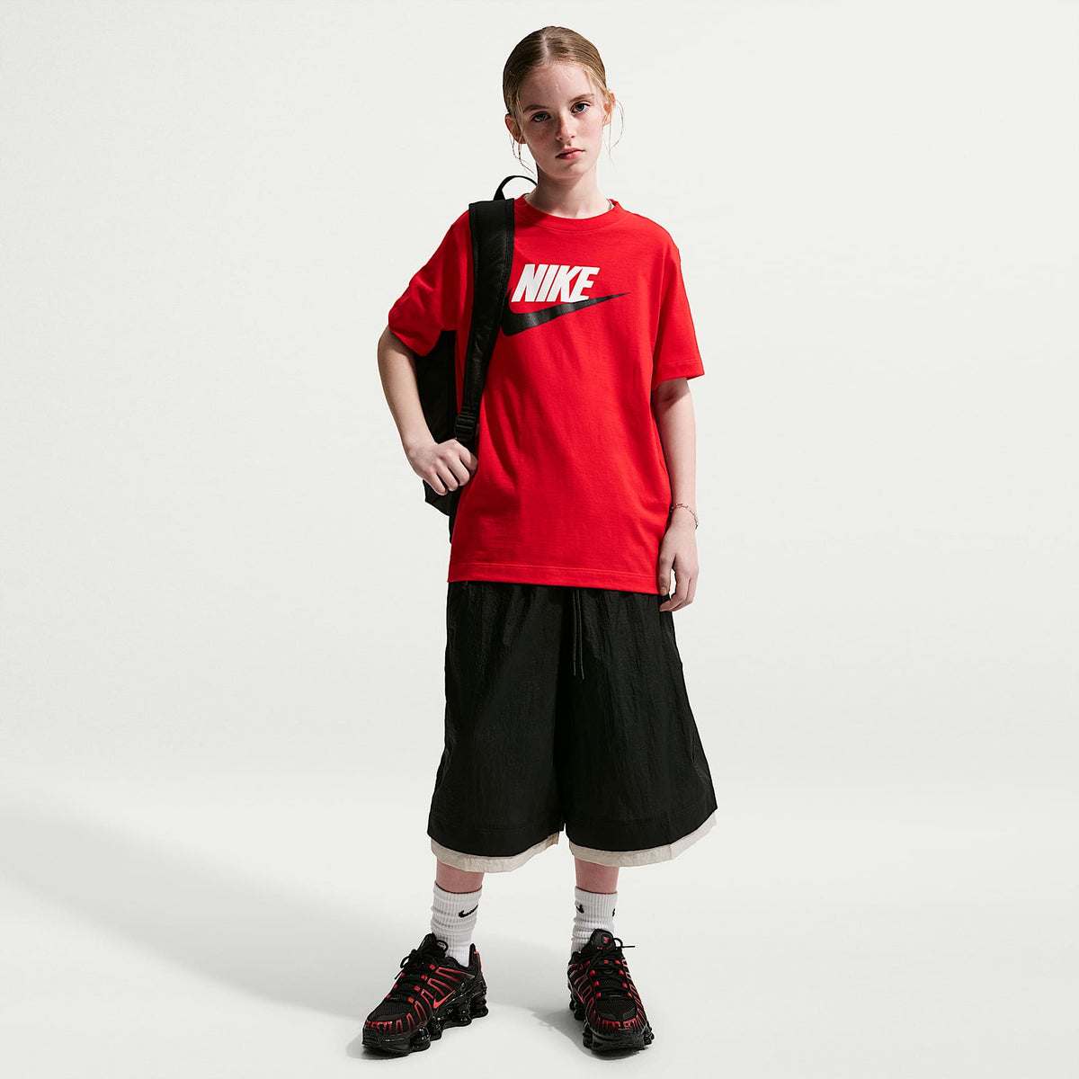 Playera para niños talla grande Nike Sportswear – Rojo universitario/Negro/Blanco – vista 4