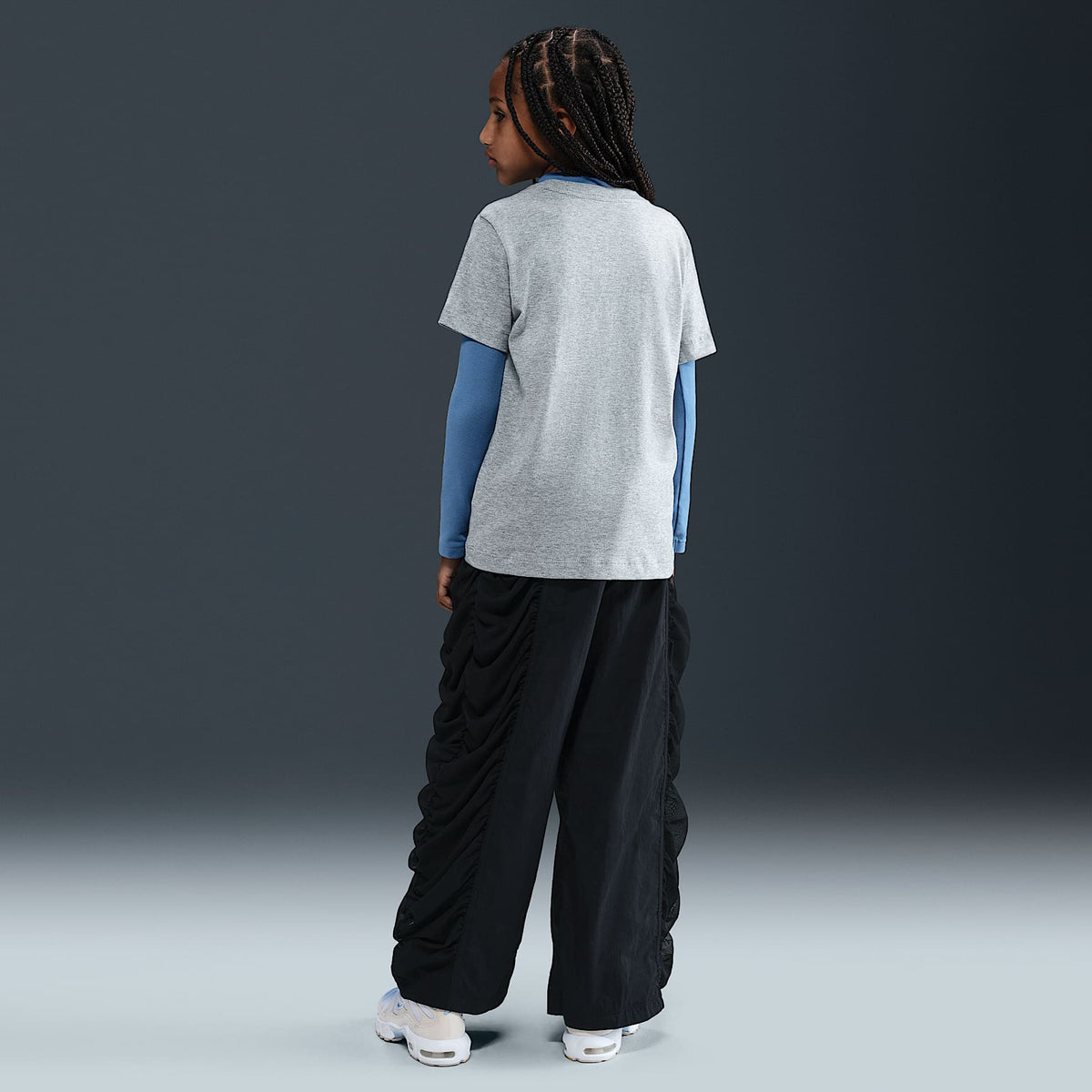 Playera para niños talla grande Nike Sportswear – Gris oscuro jaspeado/Negro/Blanco – vista 5