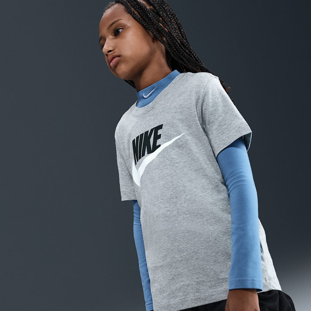 Playera para niños talla grande Nike Sportswear – Gris oscuro jaspeado/Negro/Blanco – vista 3