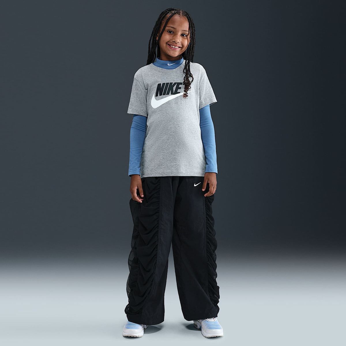 Playera para niños talla grande Nike Sportswear – Gris oscuro jaspeado/Negro/Blanco – vista 4