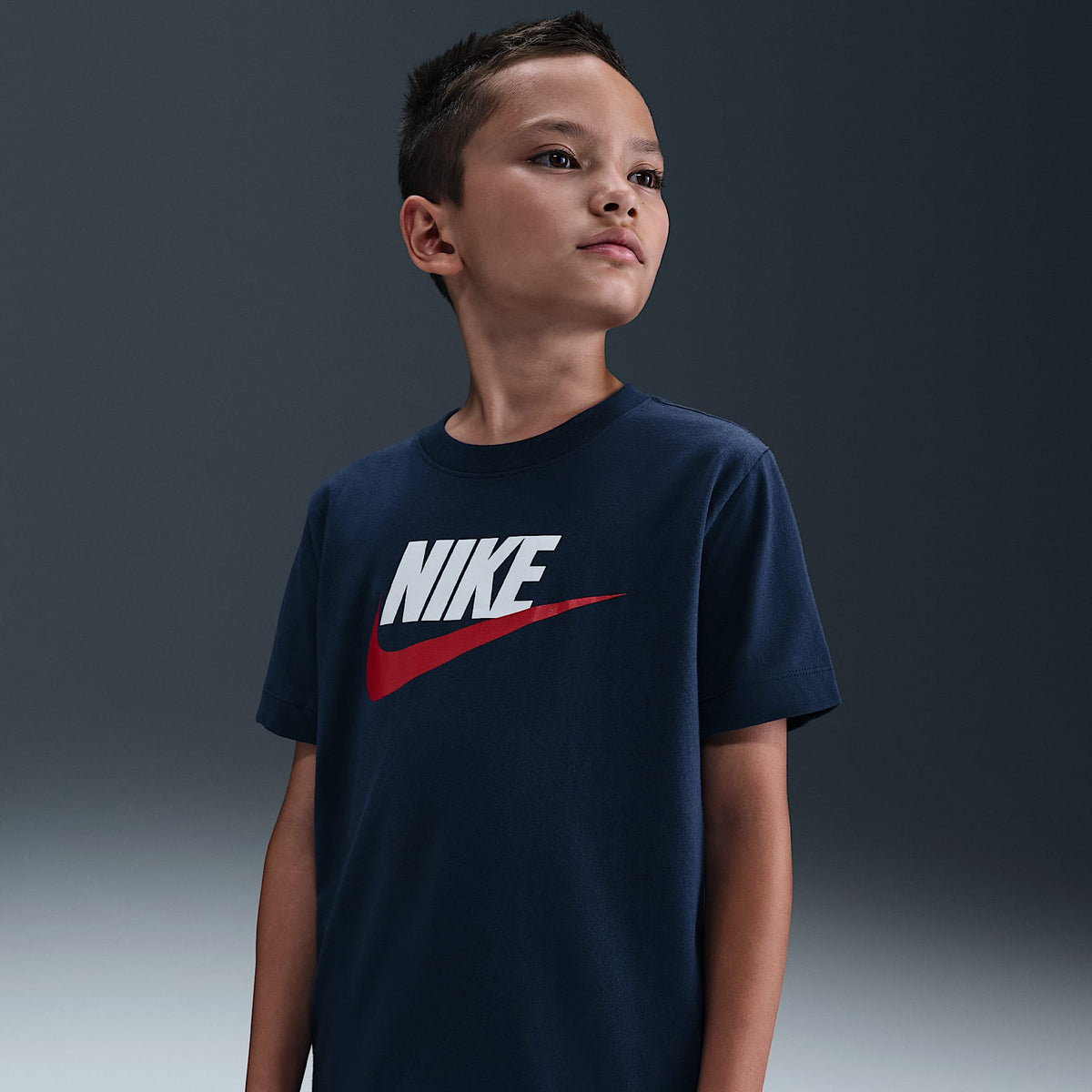 Playera para niños talla grande Nike Sportswear – Azul marino medianoche/Blanco/Rojo universitario – vista 1
