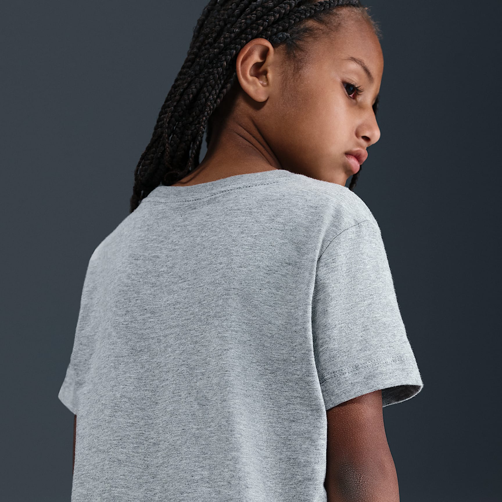 Playera para niños talla grande Nike Sportswear – Gris oscuro jaspeado/Negro/Blanco – vista 2