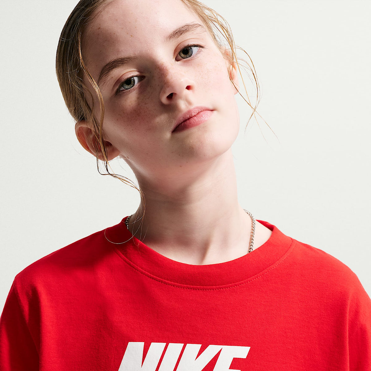 Playera para niños talla grande Nike Sportswear – Rojo universitario/Negro/Blanco – vista 3