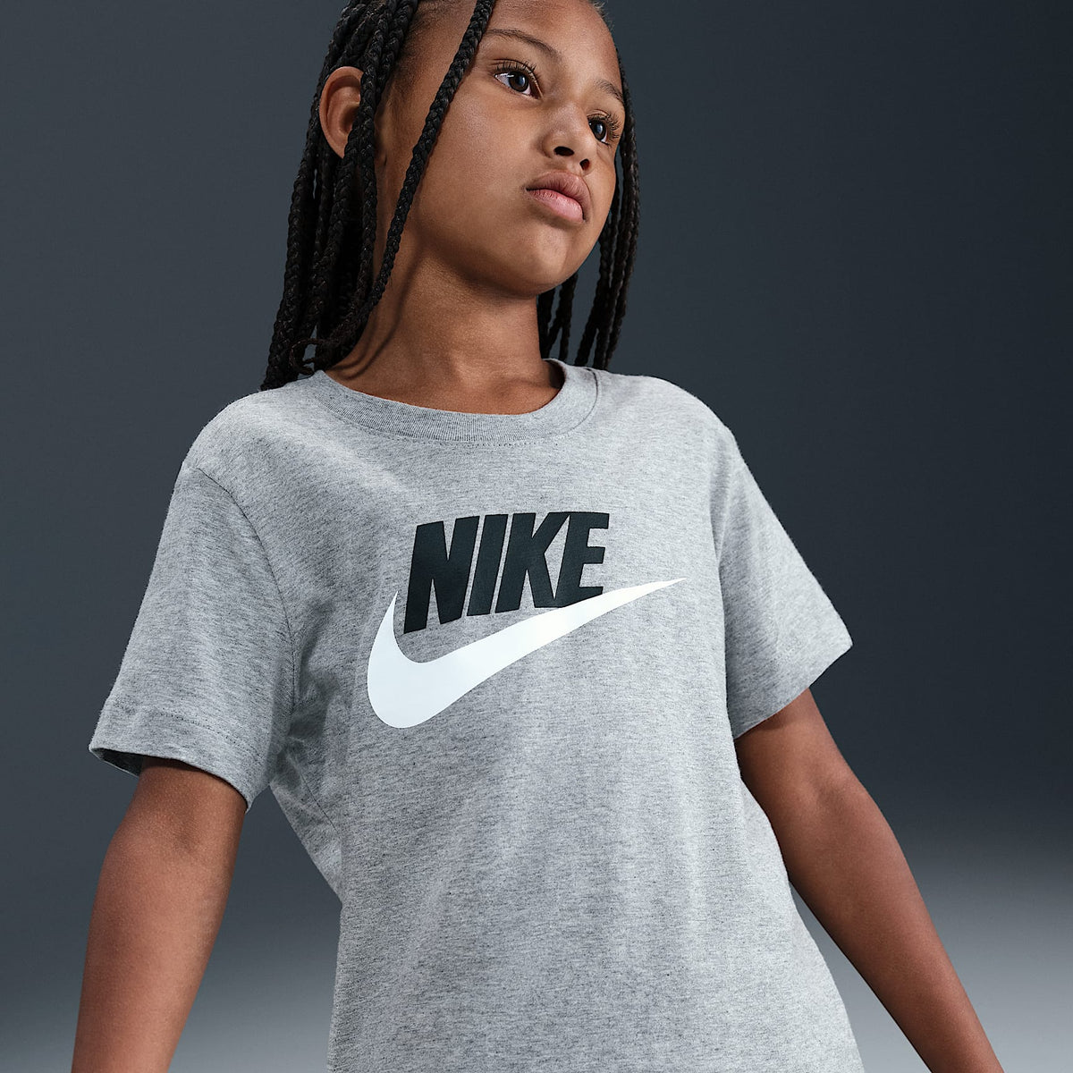 Playera para niños talla grande Nike Sportswear – Gris oscuro jaspeado/Negro/Blanco – vista 1