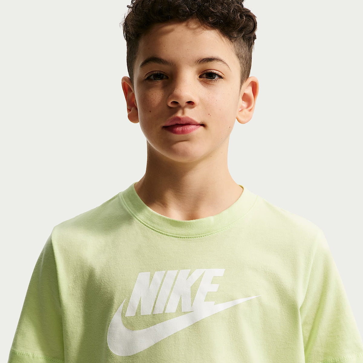 Playera para niños talla grande Nike Sportswear – Lima líquida claro – vista 3