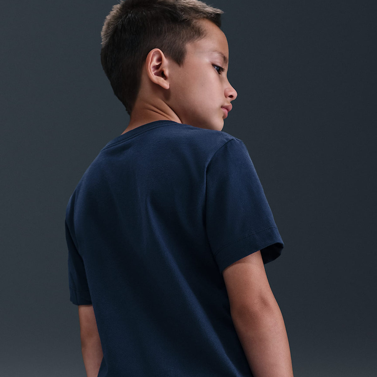 Playera para niños talla grande Nike Sportswear – Azul marino medianoche/Blanco/Rojo universitario – vista 2