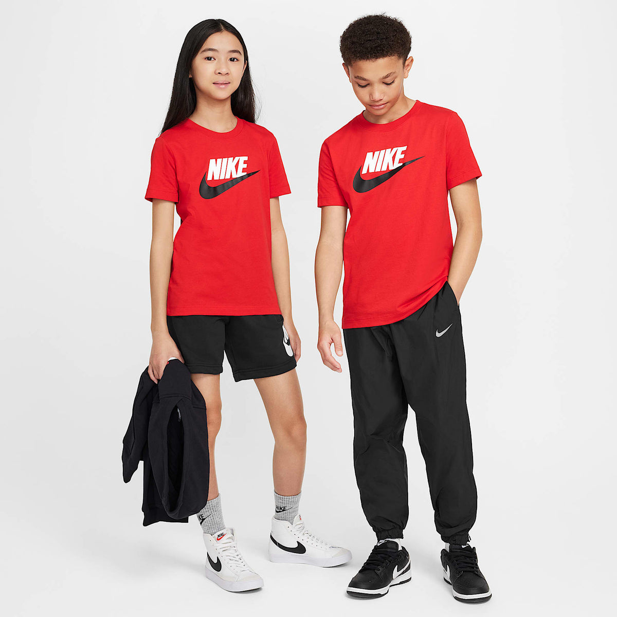 Playera para niños talla grande Nike Sportswear – Rojo universitario/Blanco/Blanco – vista 4