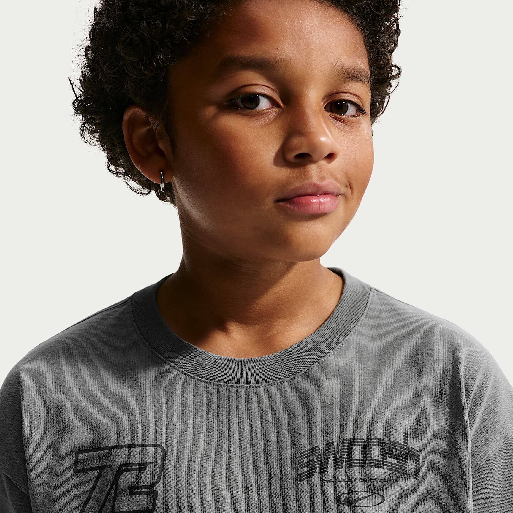 Playera para niños talla grande Nike Sportswear – Gris humo – vista 2